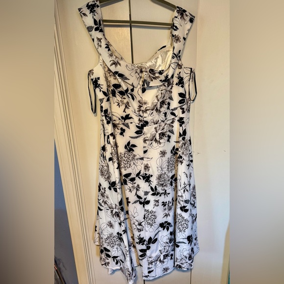 City Chic Vintage-Style Black and White Floral Fit & Flare Dress (XXL / 24) - Picture 2 of 7